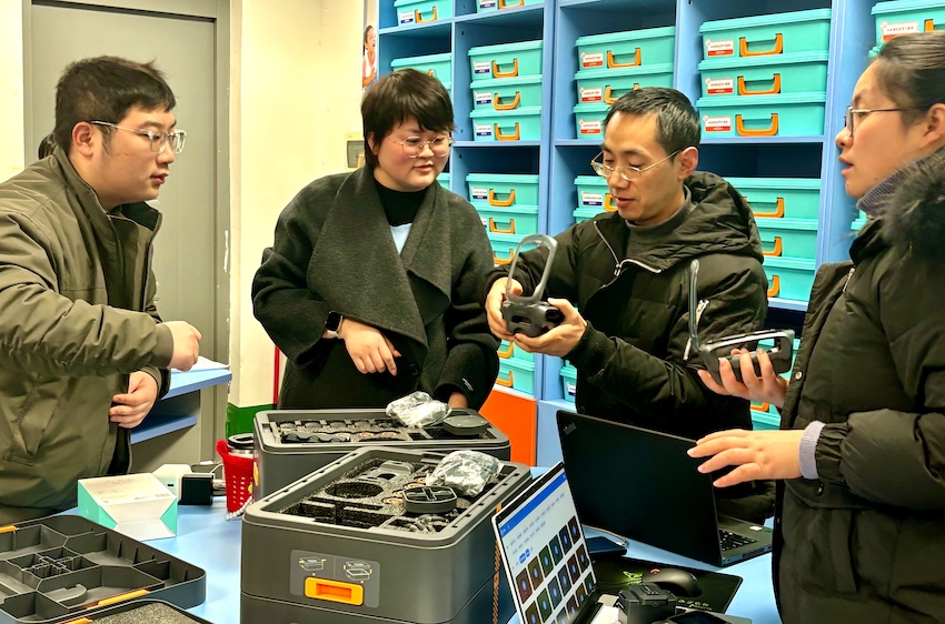 AI培训教师正在指导参训人员搭建UGOT设备。南江县教育信息化和大数据中心供图