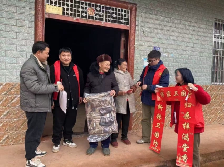 毛家镇返乡大学生开展走访慰问活动。毛家镇供图