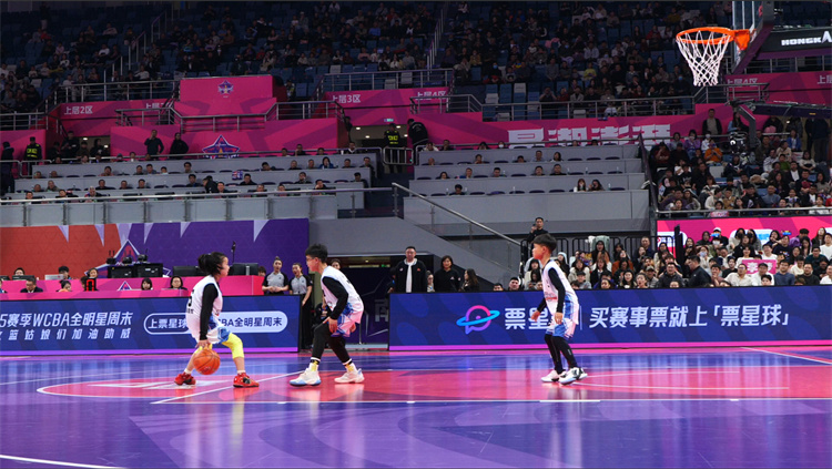 陈思燃、辜禹乐、白乐轩在球场上。青川县融媒体中心供图