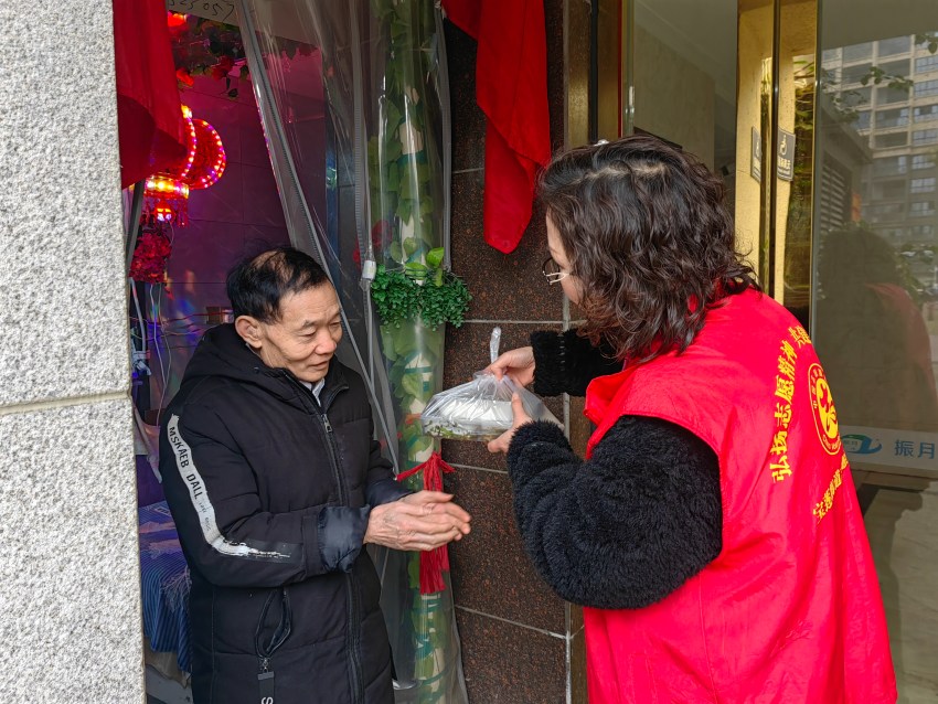张飞为老人送饭上门。徐启梦、李雅供图