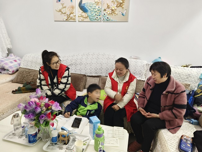 工作人员开展监测摸排。荣县融媒供图