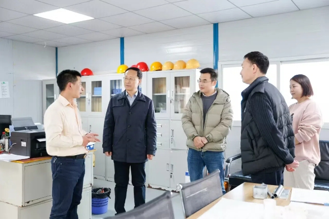 曾诚书记深入一线了解基层工作情况。四川国际标榜职业学院供图