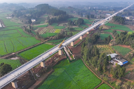 成达万高铁建设现场，首根高铁接触网支柱目前已安装到位。成达万铁路有限公司供图