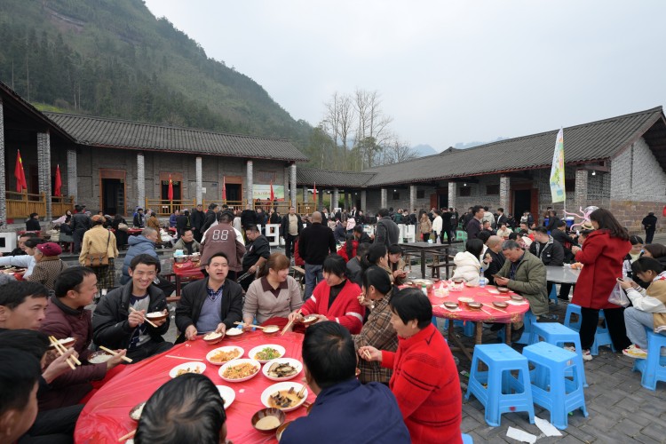 游客体验坝坝宴。主办方供图