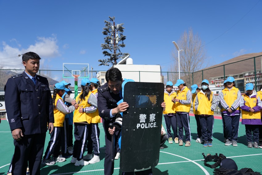 消防官兵傳授防御技能。道孚縣委宣傳部供圖