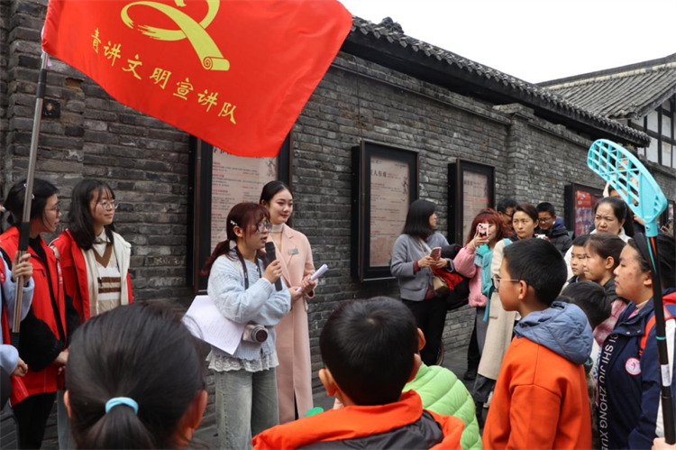 大学生志愿者宣传现场。青羊区精神文明办供图