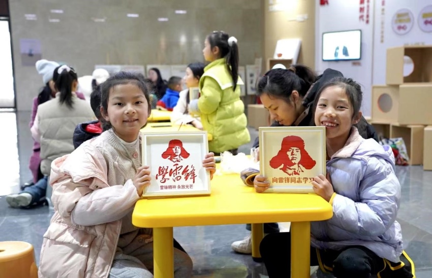 孩子们展示竹编作品。唐杨、刘凤艺供图