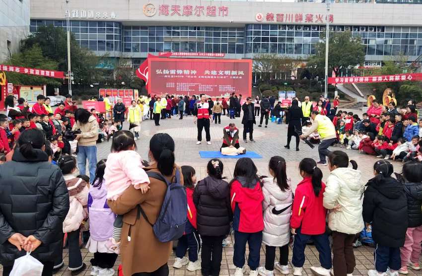 活动现场，各个活动区人头攒动。南江县委宣传部供图