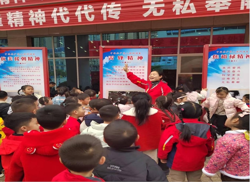志愿者向孩子们讲解雷锋精神。南江县委宣传部供图