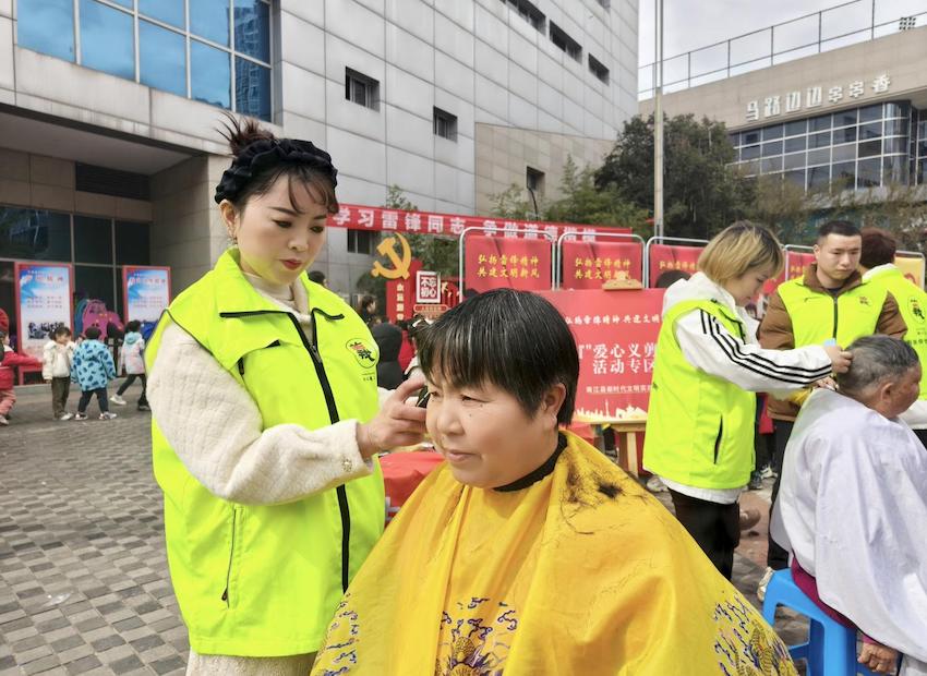 志愿者为群众免费理发。南江县委宣传部供图