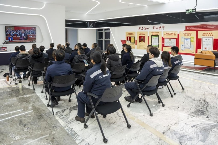 认真观看十四届全国人大三次会议开幕会。梁卫东摄