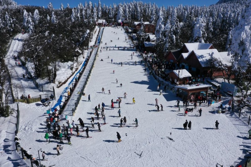 游客在峨眉山景区体验滑雪乐趣。乐山市委宣传部供图