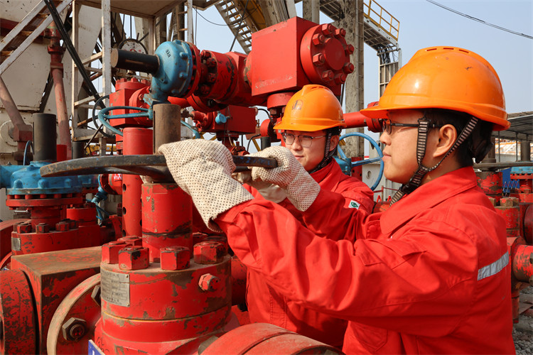 一线员工正在紧张作业。赵家明摄