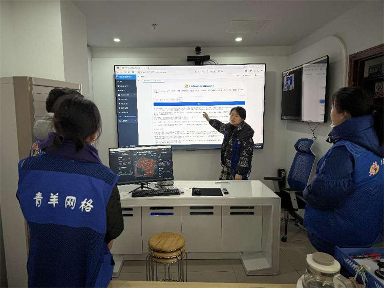 社区正在给网格员做AI文苑DeepSeek社区治理助手使用培训。文苑社区供图