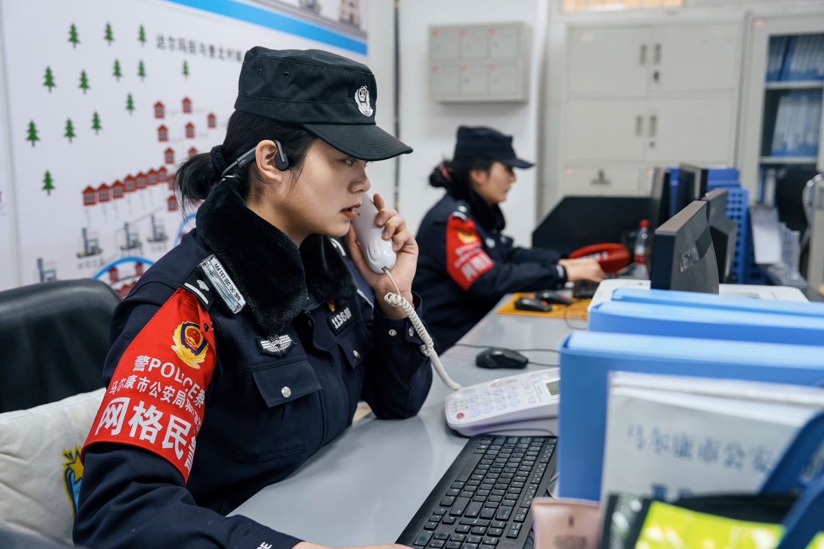 正在工作的女警们。刘一可摄