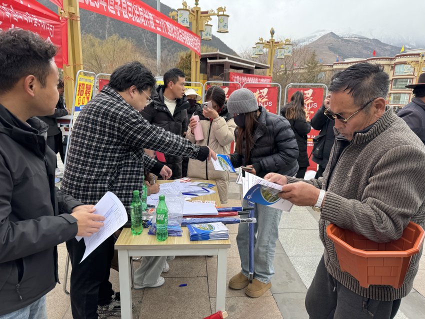 道孚县“春风行动暨就业援助”活动现场。道孚县委宣传部供图