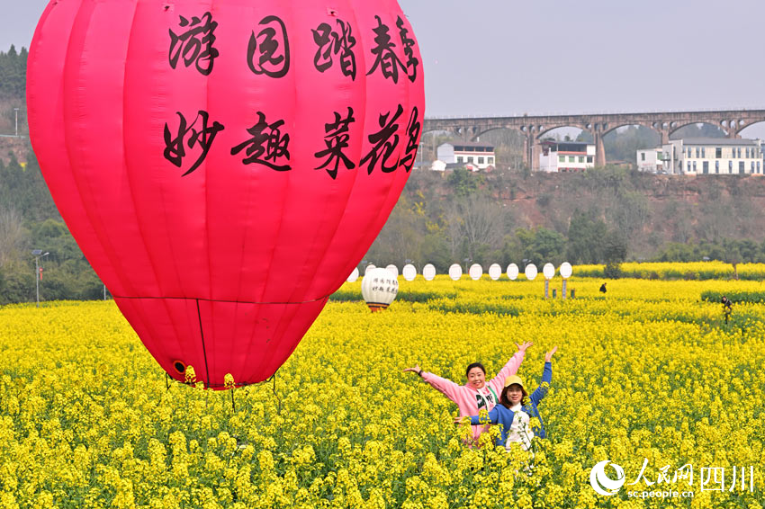 花香百里醉农家。人民网记者 刘海天摄