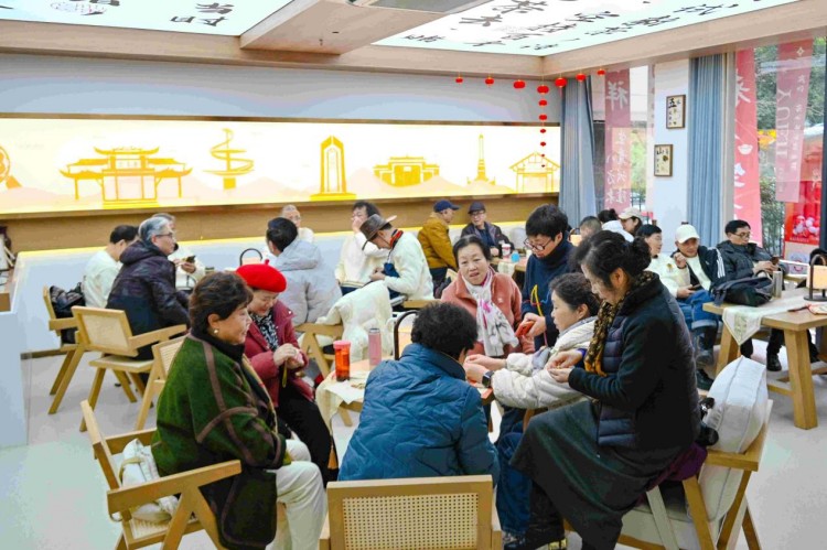 市民在社区享受便捷服务。郑栋梁供图