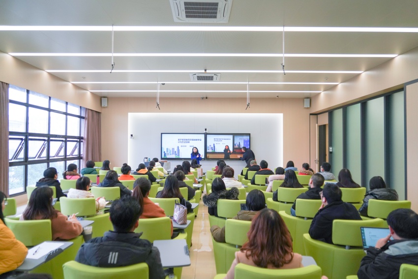 学校持续加强教师AI素养和教学能力培训。林雨霏摄