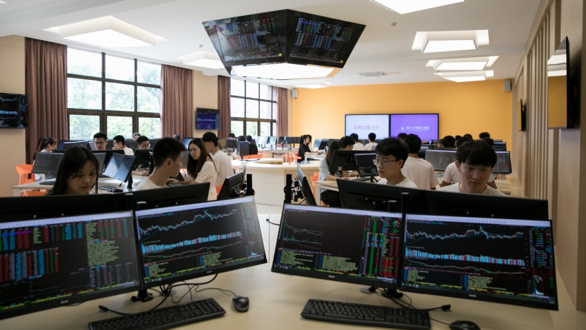 同学们在金融综合实验室开展实训。四川大学锦江学院供图