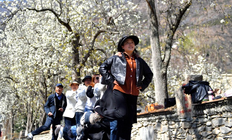 游客在阿坝旅游跳起欢乐的舞蹈。阿坝州委宣传部供图