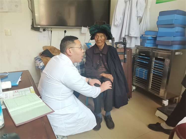 黄苛了解病人情况。