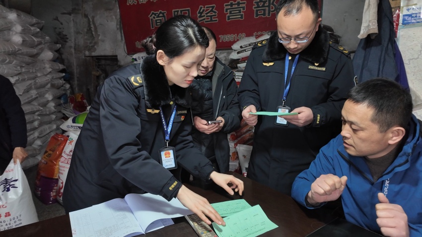 简阳市市场监管局开展巡查监督。叶雨舟供图