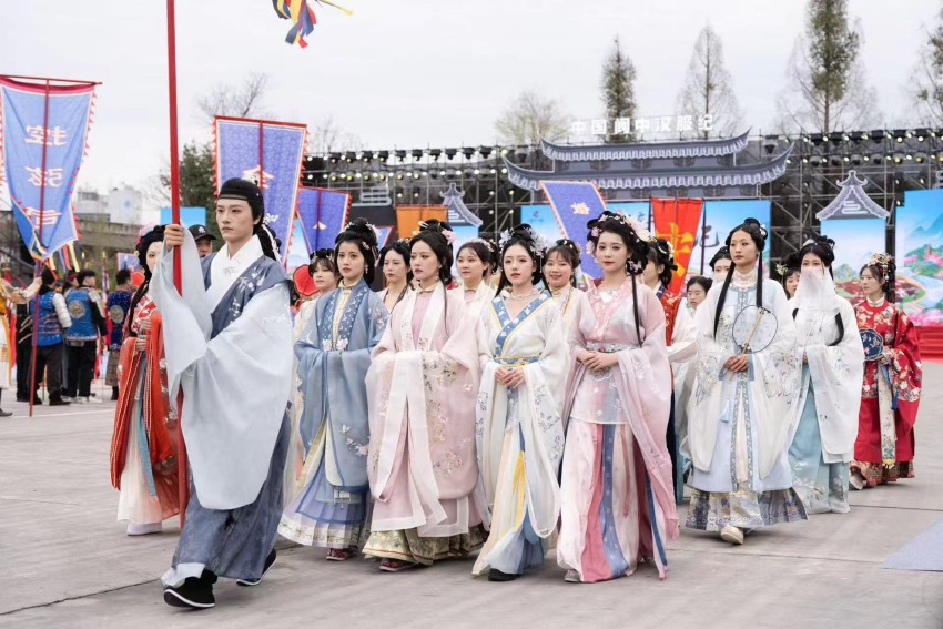工作人员身着汉服。阆中市委宣传部供图