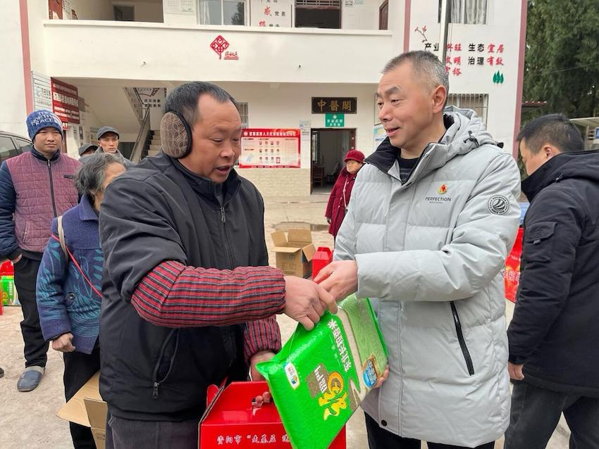 党员袁刚向村民发放“幸福年货”。张渝杰供图