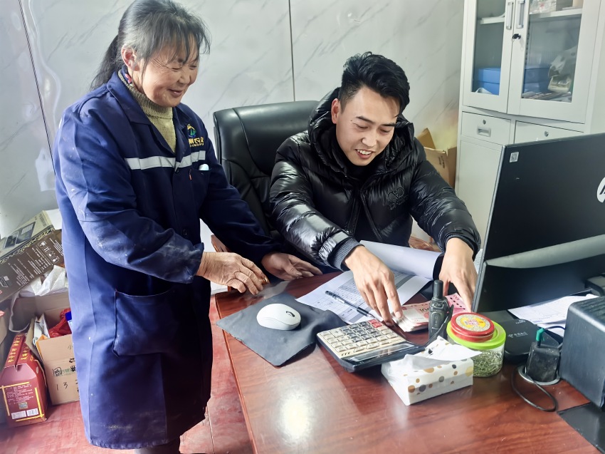 周松给工人发工资。张凤莉供图