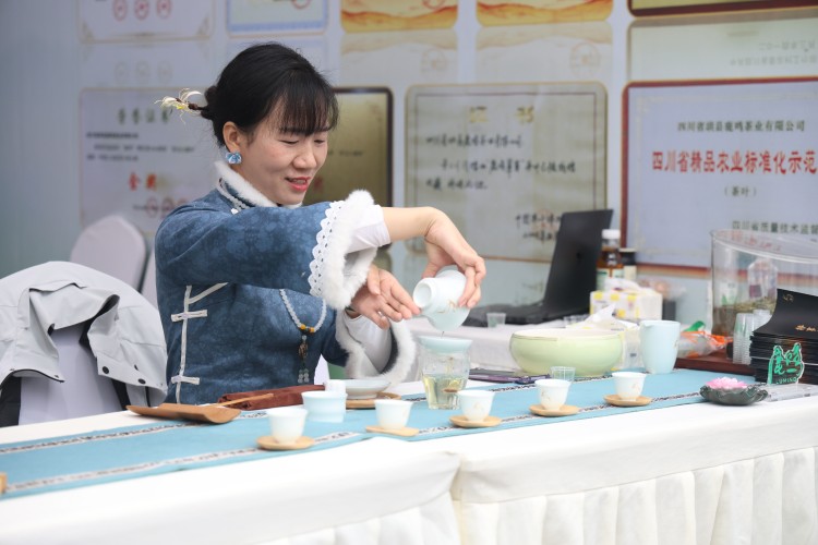 茶艺师现场表演。翠屏区融媒体中心供图