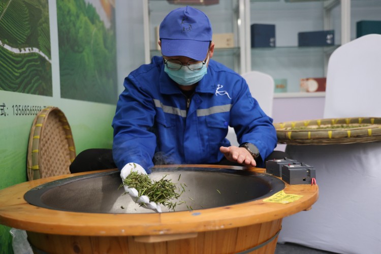 制茶师正在炒制茶叶。翠屏区融媒体中心供图