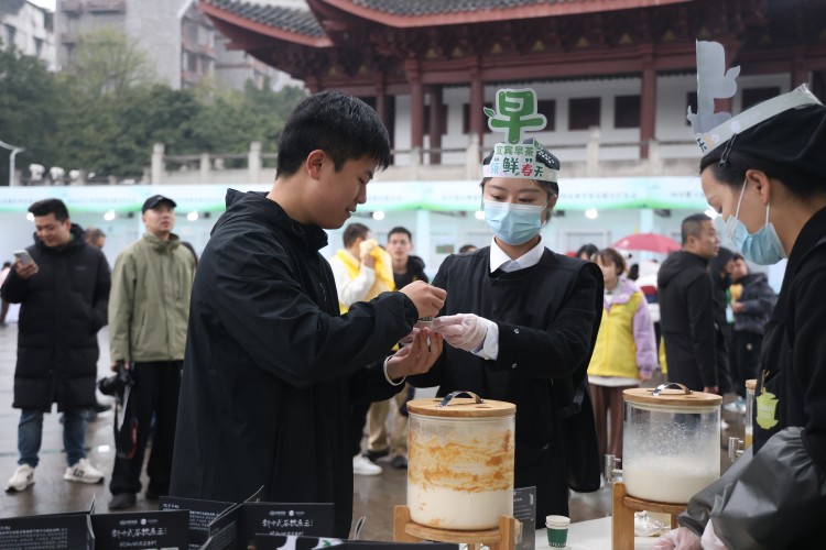 年轻人纷纷打卡新式饮品。翠屏区融媒体中心供图