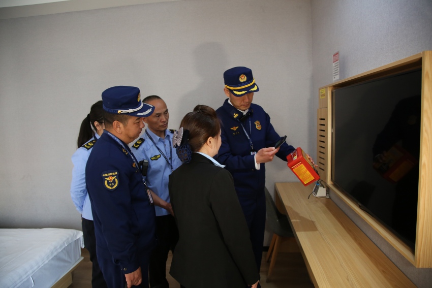 应急逃生面罩专项检查。攀枝花市消防救援支队供图