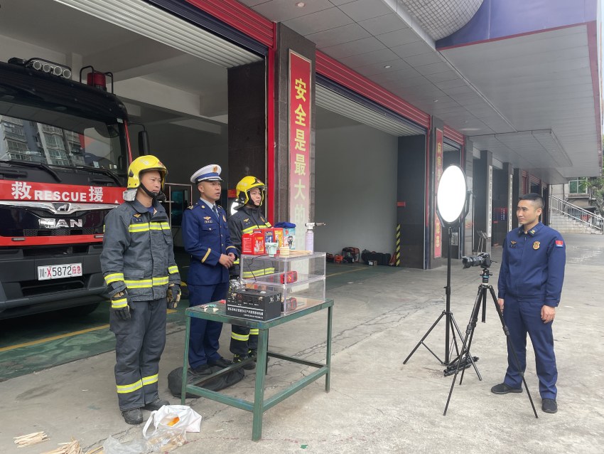 做消防实验。攀枝花市消防救援支队供图