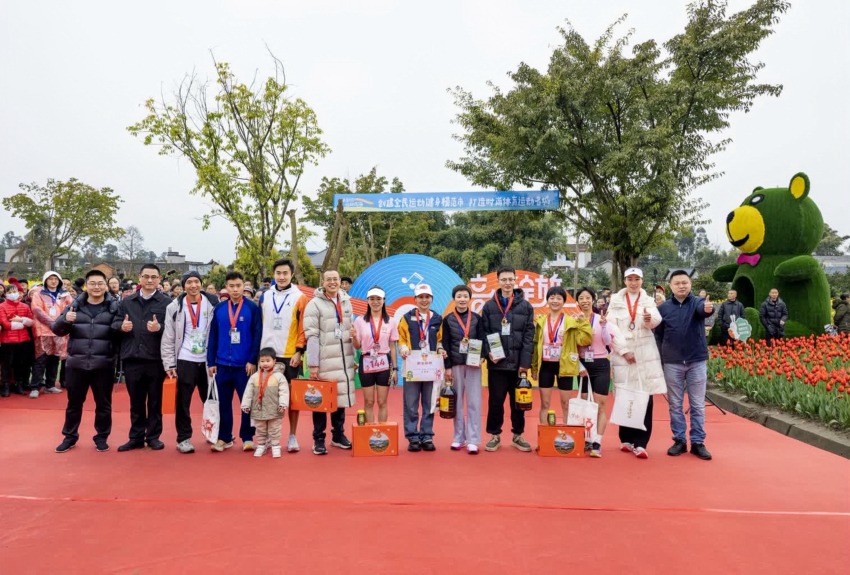 当地政府工作人员为获奖跑友颁奖并合影。侯建明摄