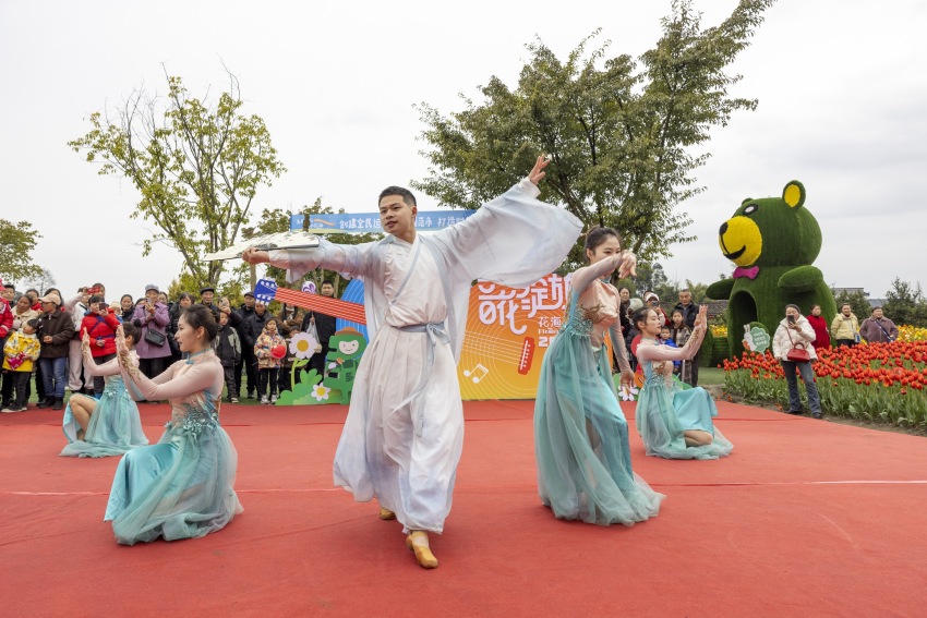 赛后，文艺节目、音乐会表演等轮番上演。侯建明摄