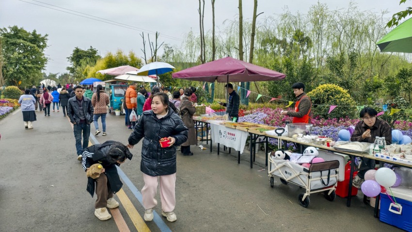 休闲小吃、土特产集市带动当地村民增收。侯建明摄