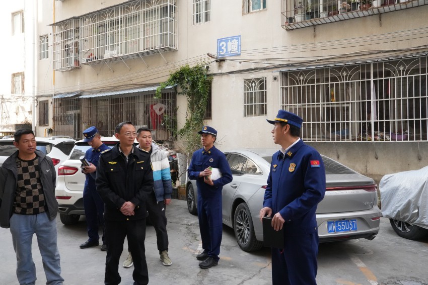 检查组进入老旧小区，对电动车停放区域、公共消防设施、充电设备等进行细致排查。越西县消防救援局供图