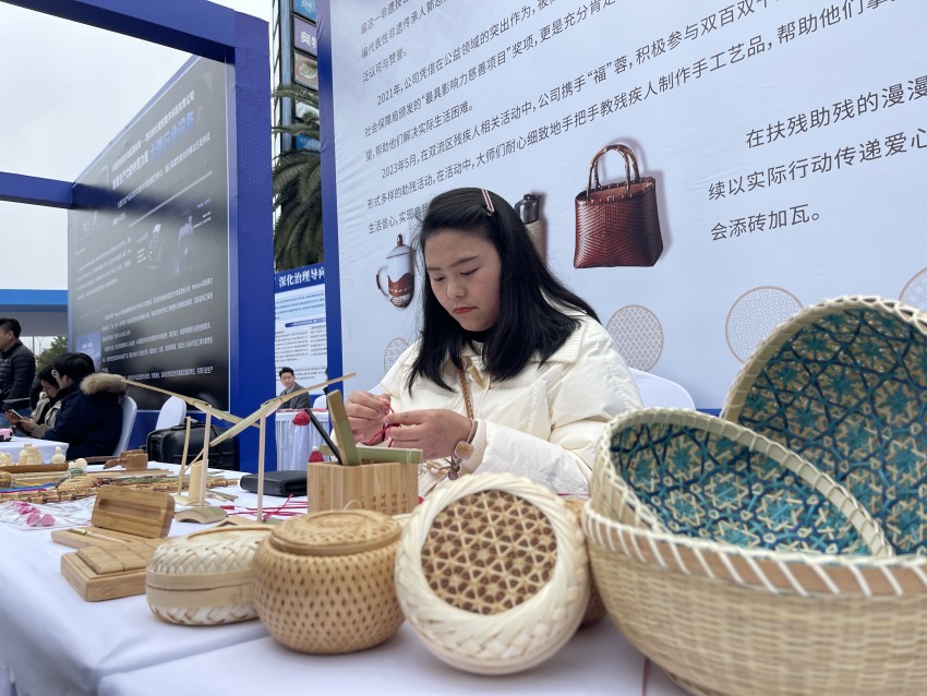 现场手工展示。四川省人社厅供图