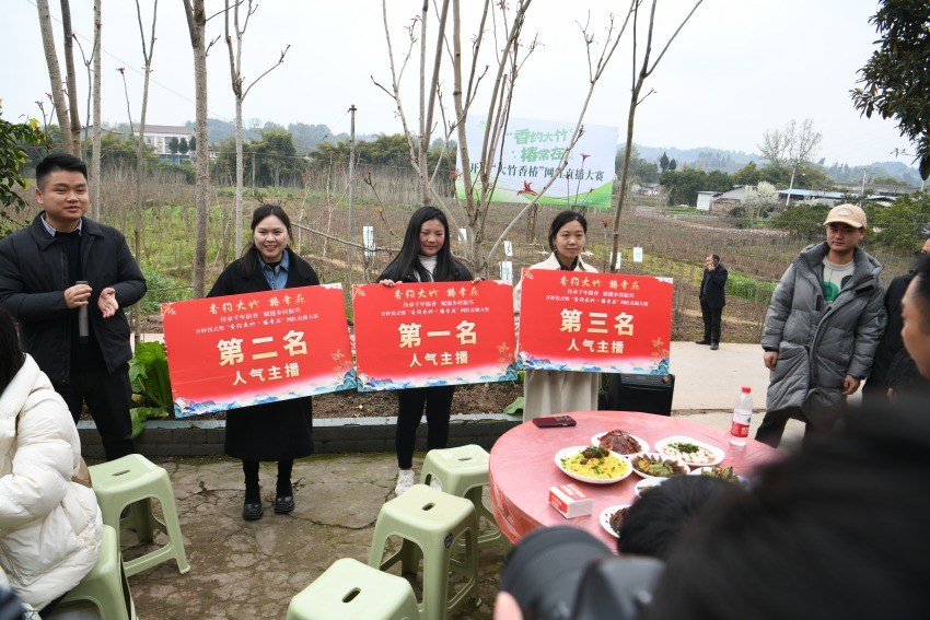 为网络直播带货主播颁奖。曹芮铭供图