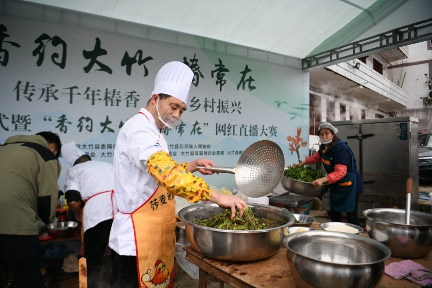 现场烹饪香椿。曹芮铭供图