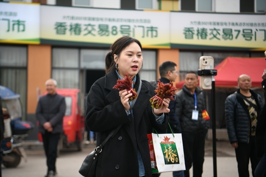 直播带货售卖香椿。曹芮铭供图