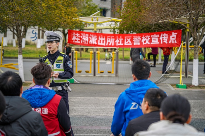 宣讲民警讲解交通安全知识。新都公安供图