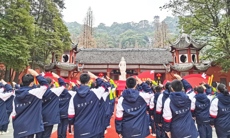 宜宾市二中师生在赵一曼纪念馆参加以“宜宾娃娃 爱国爱家”为主题的“开学第一课”活动。翠屏区委宣传部供图