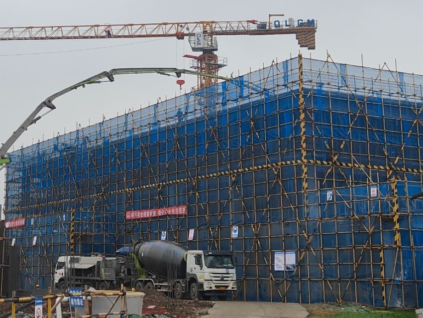 首栋建筑封顶。吴敏摄
