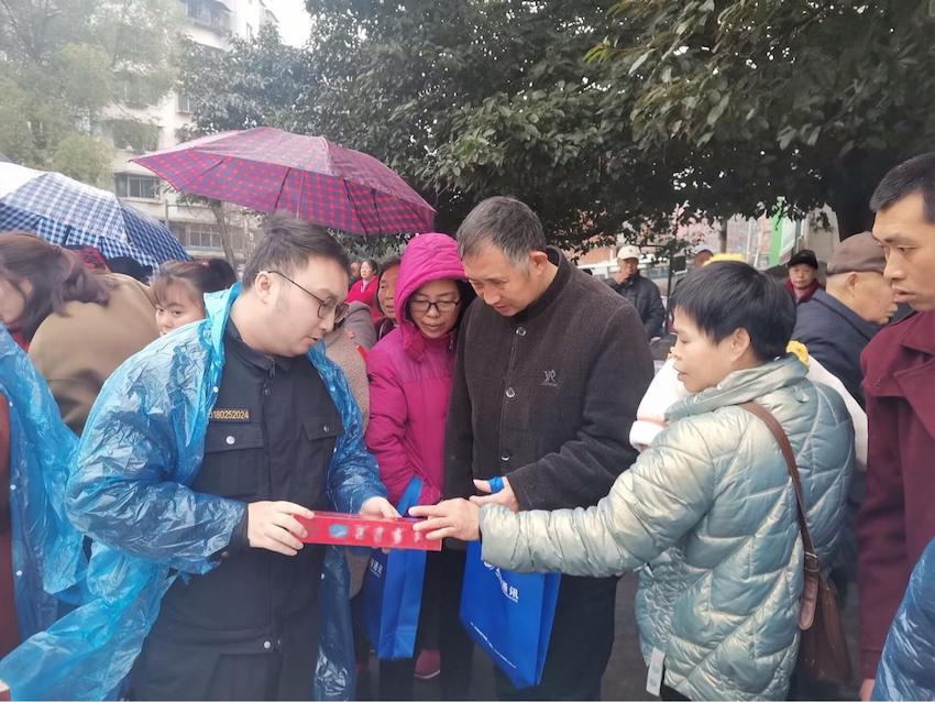 安岳县烟草专卖局执法人员向群众讲解真假烟辨别知识。安岳县烟草专卖局供图