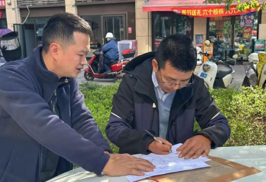 工作人員幫助追回勞動報酬。胡禹攝