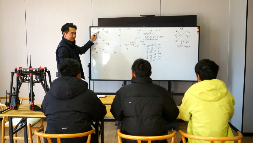 周栋正在做无人机培训。德昌县委宣传部供图