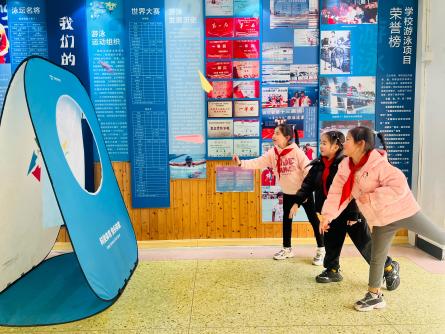 学生课间在“五环投掷站”开展体育活动。受访者供图